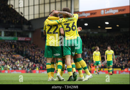 La ville de Norwich Teemu Pukki est félicité par coéquipiers après avoir marqué son objectif de quatrième côtés au cours de la Sky Bet match de championnat à Carrow Road, Norwich. Banque D'Images