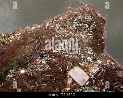 AJAXNETPHOTO. BOUGIVAL, FRANCE. - SEINE - DÉCHETS TONNES DE DÉCHETS DE PLASTIQUE ET D'autres détritus COINCÉE CONTRE UN PONT PARAPIT PAR LE COURANT DE LA RIVIÈRE. PHOTO:JONATHAN EASTLAND/AJAX REF:GR121506 3693 Banque D'Images