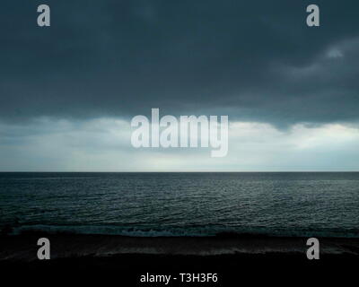 AJAXNETPHOTO. 2019. WORTHING, Angleterre. - Le CALME AVANT LA TEMPÊTE - broyer du STRATUS BAS PLANE SUR LA MER SOMBRE MENAÇANTE DONNANT SUR LE CANAL. PHOTO:JONATHAN EASTLAND/AJAX REF:GR192603 9000 Banque D'Images