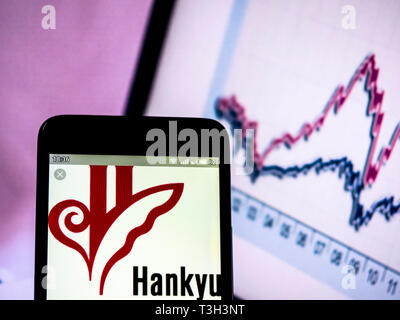 Sur cette photo, l'illustration a Hankyu Hanshin Holdings, Inc. logo vu affichée sur un téléphone intelligent Banque D'Images