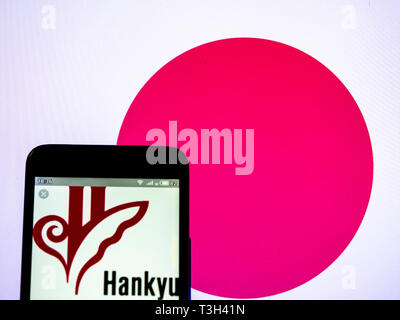 Sur cette photo, l'illustration a Hankyu Hanshin Holdings, Inc. logo vu affichée sur un téléphone intelligent Banque D'Images