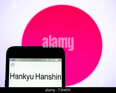 Sur cette photo, l'illustration a Hankyu Hanshin Holdings, Inc. logo vu affichée sur un téléphone intelligent Banque D'Images