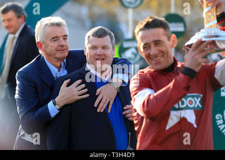 (De gauche à droite) Propriétaire Michael O'Leary, Formateur Gordon Elliott et Jockey Davy Russell célébrer remportant la santé Randox Grand National Handicap Chase avec Tiger Grand rouleau lors de la Journée nationale de la Santé 2019 Grand Festival National Randox à Aintree Racecourse. Banque D'Images