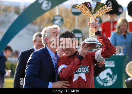 Propriétaire Michael O'Leary et Jockey Davy Russell célèbre avec le trophée après avoir remporté le Grand National Handicap Santé Randox Chase avec Tiger Grand rouleau lors de la Journée nationale de la Santé 2019 Grand Festival National Randox à Aintree Racecourse. Banque D'Images