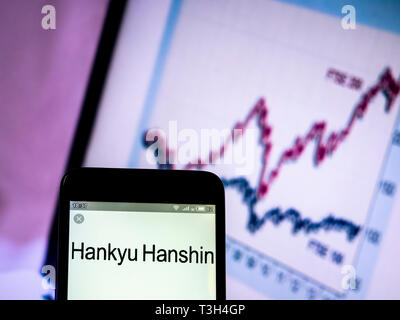 Sur cette photo, l'illustration a Hankyu Hanshin Holdings, Inc. logo vu affichée sur un téléphone intelligent Banque D'Images