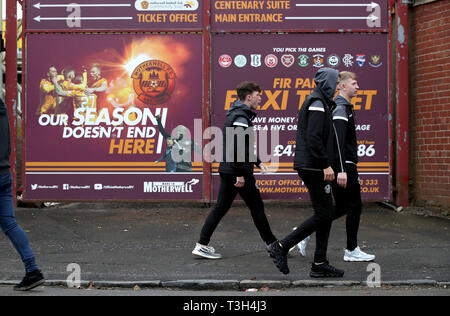 Les amateurs de football à l'extérieur du stade avant le match de championnat écossais de Ladbrokes Fir Park, Motherwell. Banque D'Images