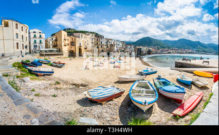 Cefalu, Sicile - 24 septembre 2018 : Paysage avec plage et ville médiévale, l'île de Sicile Cefalu, Italie Banque D'Images