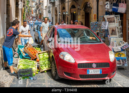 Cefalu, Sicile - 24 septembre 2018 : accident de voiture sur la rue étroite dans l'île de Sicile, Italie Banque D'Images