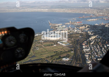 Un Ariel vue du Cap Greenpoint Stadium vu depuis le poste de pilotage d'un hélicoptère. Banque D'Images