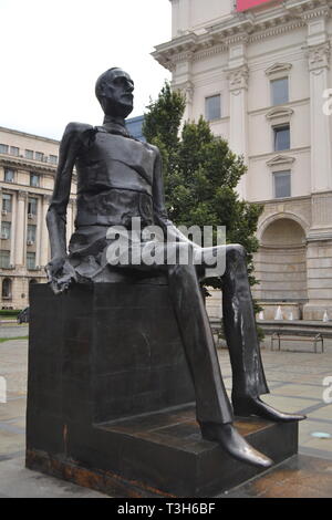 Main et Broken Man statue en bronze de "Iuliu Maniu' sur la place de la révolution le Comité central du parti communiste bâtiment derrière, Bucarest Roumanie Banque D'Images