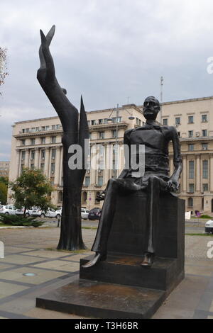 Main et Broken Man statue en bronze de "Iuliu Maniu' sur la place de la révolution le Comité central du parti communiste bâtiment derrière, Bucarest Roumanie Banque D'Images