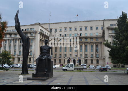 Main et Broken Man statue en bronze de "Iuliu Maniu' sur la place de la révolution le Comité central du parti communiste bâtiment derrière, Bucarest Roumanie Banque D'Images