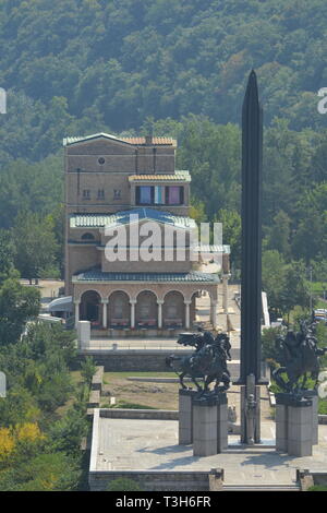 State Art Museum et Asen Monument sur la rivière Yantra, Veliko Tarnovo, Bulgarie Banque D'Images