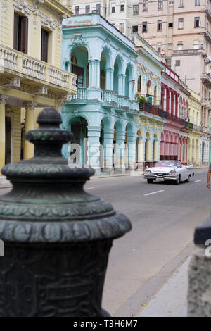 Paseo del Prado, à La Havane, Cuba. Avec ses bâtiments à arcades aux couleurs vives construit à la fin du xixe siècle Banque D'Images