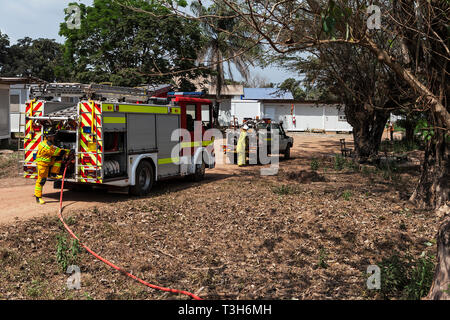 Les pompiers de l'équipe d'intervention d'urgence la préparation d'offres d'incendie pour la formation dans la lutte contre l'incendie à l'aide de coupe-feu entre forêt et communauté locale Banque D'Images