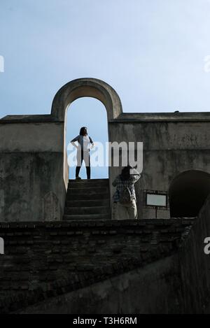 Jeune femme posent pour une photo sur le site historique d'Warungboto à Yogyakarta, Indonésie. Banque D'Images