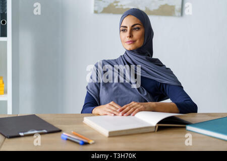 Jetant un regard femme musulmane Banque D'Images