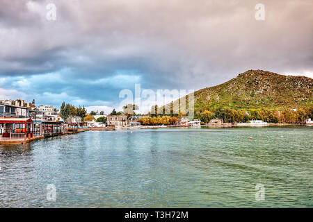 Paysage d'hiver scène d'Akyarlar littoral, le mer, restaurants et de montagne sur un jour nuageux à Turgutreis, Bodrum, Turquie. Banque D'Images