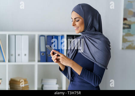 Femme d'affaires à l'aide d'un téléphone Banque D'Images