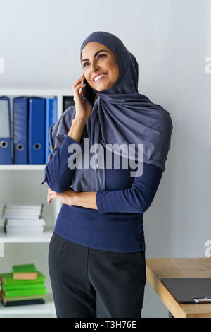 Superbe femme arabe in office Banque D'Images