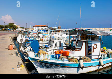 Chypriotes traditionnels bateaux de pêche amarrés dans le port de Zygi, octobre 2018 Chypre Banque D'Images