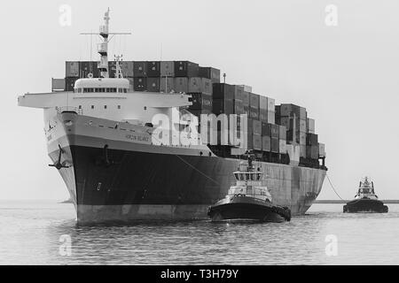 Photo en noir et blanc du Vintage PASHA HAWAII (anciennes LIGNES HORIZON), porte-conteneurs, HORIZON RELIANCE, approchant du port de Los Angeles, USA Banque D'Images