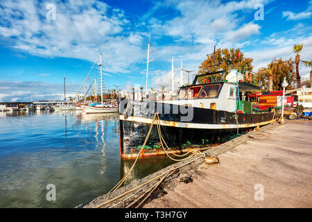 Bateau de pêche rusty Old vintage ancré dans le port de Bodrum à Bodrum, Turquie sur une journée ensoleillée. Banque D'Images