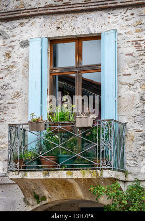 Un balcon décoré avec des pots de fleurs dans un village de France, Europe Banque D'Images