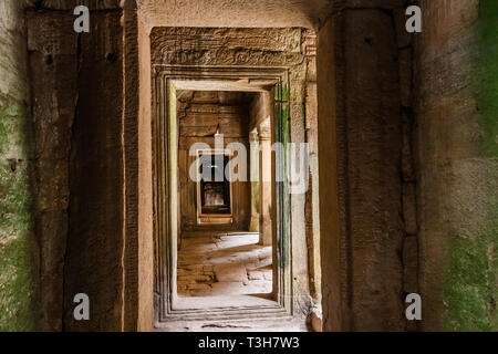 Un couloir dans le temple Bayon, Angkor Thom, Siem Reap, Cambodge Banque D'Images