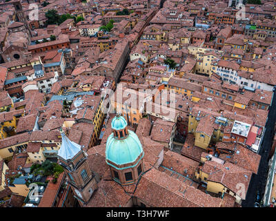 La ville de Bologne - les toits rouges de la ville médiévale de Bologne en Italie. Banque D'Images