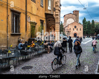 Piazza Santo Stefano en face de la Basilique de Santo Stefano, un complexe de sept églises datant du 5ème siècle. Banque D'Images