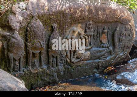 Seigneur Vishnu couché sur le serpent Ananta, dieu avec déesse Lakshmi à ses pieds et Brahma sur un pétale de lotus, dans la rivière Kbal Spean Banque D'Images