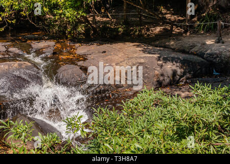 Seigneur Vishnu couché sur le serpent Ananta, dieu avec déesse Lakshmi à ses pieds et Brahma sur un pétale de lotus, dans la rivière Kbal Spean Banque D'Images