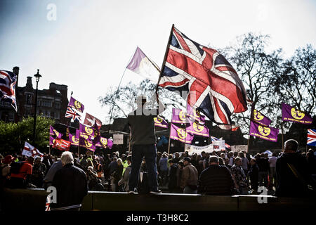 Rassemblement politique royaume-uni/ Politics royaume-uni/ protestation politique- manifestant un drapeau sur un rassemblement pacifique pro Brexit en 2019.Britichness.Patriotisme. Banque D'Images