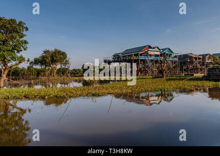 Des maisons sur pilotis dans un village de pêcheurs, près du lac Tonle Sap, Cambodge Banque D'Images