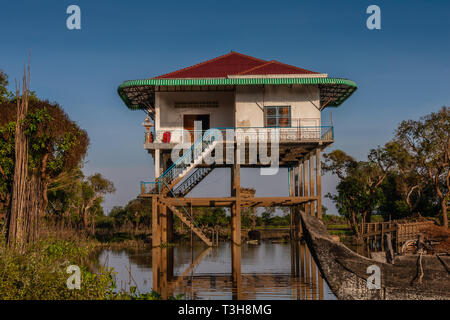 Des maisons sur pilotis dans un village de pêcheurs, près du lac Tonle Sap, Cambodge Banque D'Images