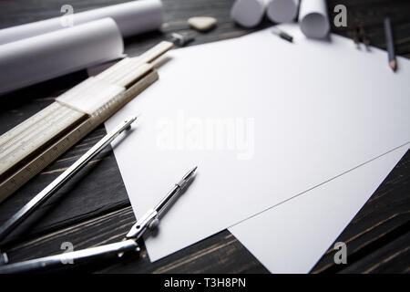 Le lieu de travail de l'ingénieur qui crée l'espace de travail avec bureau. Projet de papier blanc, des crayons et des divers outils de dessin Banque D'Images