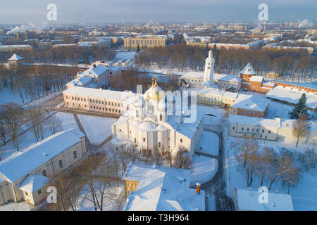 Cathédrale Sainte-Sophie dans le kremlin de Veliki Novgorod sur un jour glacial de janvier (Photographie aérienne). La Russie Banque D'Images