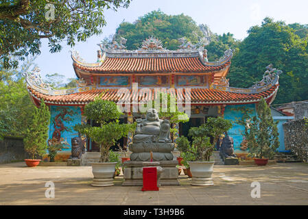 Sculpture de la happy Bouddha sur le fond de l'ancienne pagode Tam Thai. Montagnes de marbre dans les environs de Da Nang. Vietnam Banque D'Images