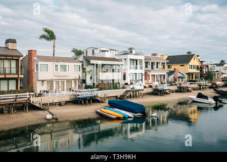 Maisons le long d'un canal sur l'Île de Balboa, à Newport Beach, Orange County, Californie Banque D'Images