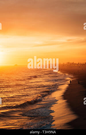 Coucher du soleil sur la plage dynamique de la Balboa Pier, à Newport Beach, Orange County, Californie Banque D'Images