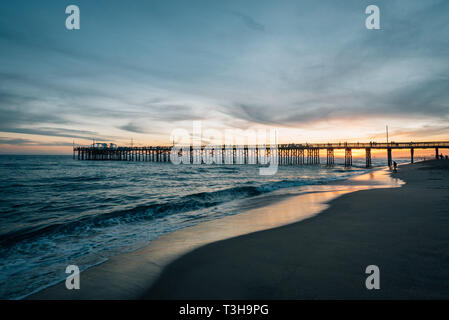 Le Balboa Pier au coucher du soleil, à Newport Beach, Orange County, Californie Banque D'Images