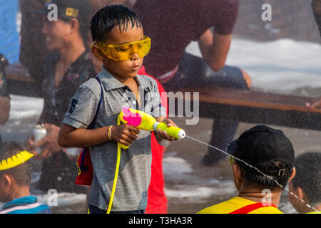 Vientiane, Laos - Avril 16, 2018 : Kid jouant avec un canon à eau à la célébration du Nouvel An Lao Banque D'Images