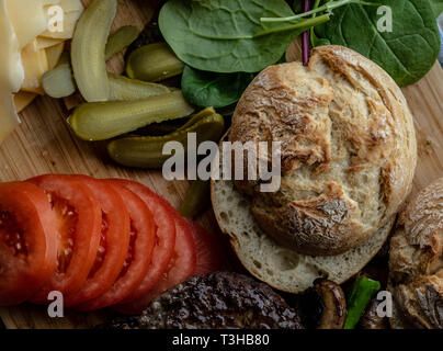 Champignons Portobello burger cuit avec plus de salade, tomate, asperges et feuilles d'épinards frais Banque D'Images