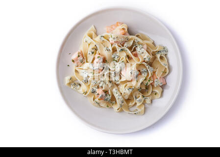 Les pâtes fettucine au saumon et l'aneth isolé sur fond blanc Banque D'Images