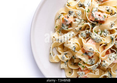 Les pâtes fettucine au saumon et l'aneth isolé sur fond blanc Banque D'Images