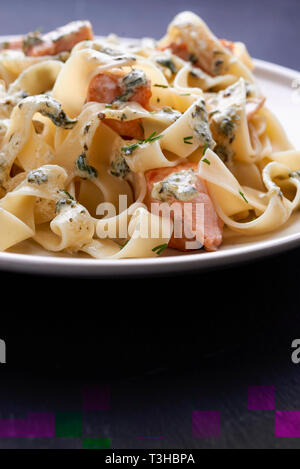 Les pâtes fettucine au saumon et d'aneth Banque D'Images