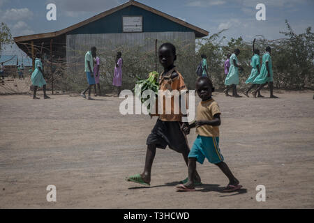 Vu le départ de l'école des enfants dans le camp de réfugiés de Kakuma, au nord-ouest du Kenya. A Kakuma accueil aux membres de la communauté Turkana locale et la proximité des camps de réfugiés de 190 000 logements environ y compris les pays de l'Éthiopie, au Burundi, en Somalie, en Tanzanie et en Ouganda. Banque D'Images