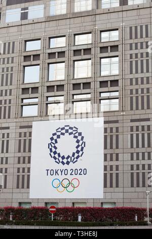 Une bannière pour les Jeux Olympiques de 2020 à Tokyo pendant du Tokyo Metropolitan Government Building à Tokyo au Japon. Banque D'Images