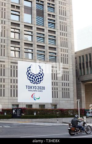 Une bannière pour les Jeux Paralympiques de 2020 qui pendent du Tokyo Metropolitan Government Building à Tokyo au Japon. Banque D'Images